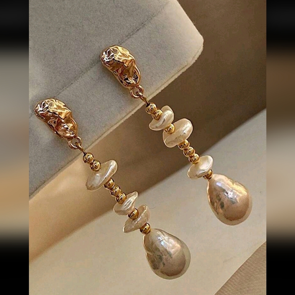 BRAND NEW ** Elegant Gold and Baroque Pearl Drop Earrings